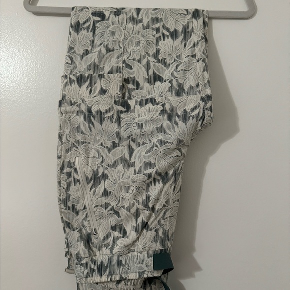 Athleta cargo pants/shorts/capris. Like new size 2 - Picture 3 of 10